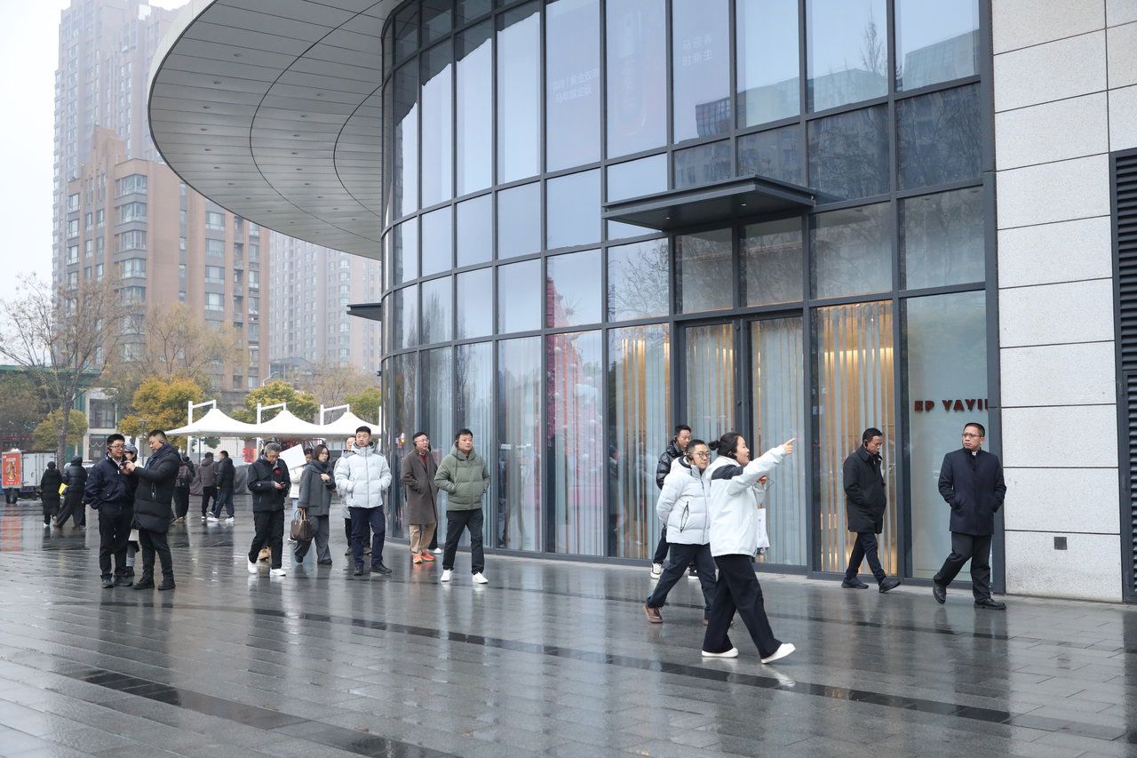 东曜商学·胖东来研学中心为爱琴海集团200余管理层定制胖东来研学,助力爱情海集团深耕心零售新闻配图