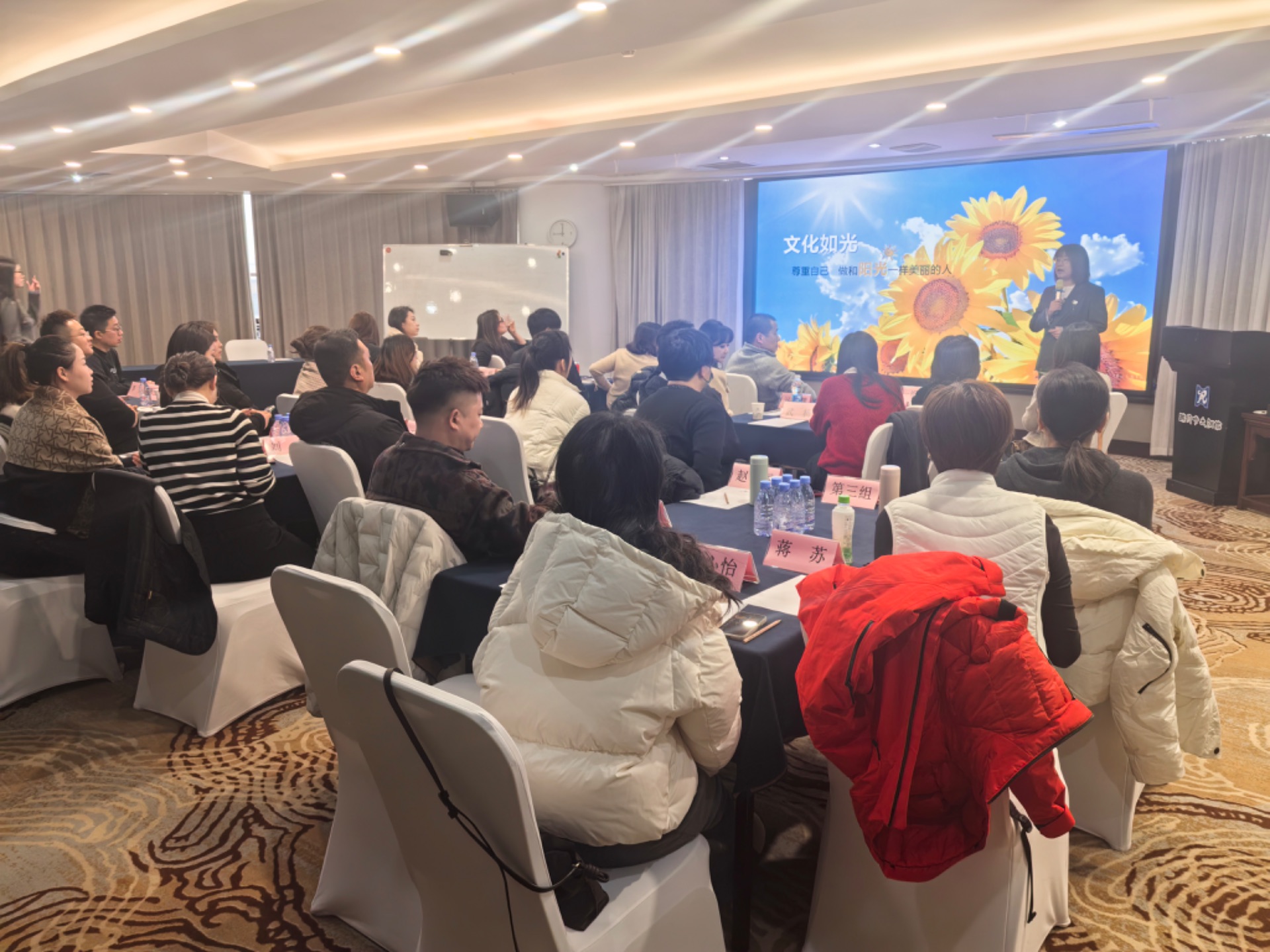 周大福携手东曜商学赴许昌胖东来开展深度研学考察,解锁标杆企业经营智慧新闻配图