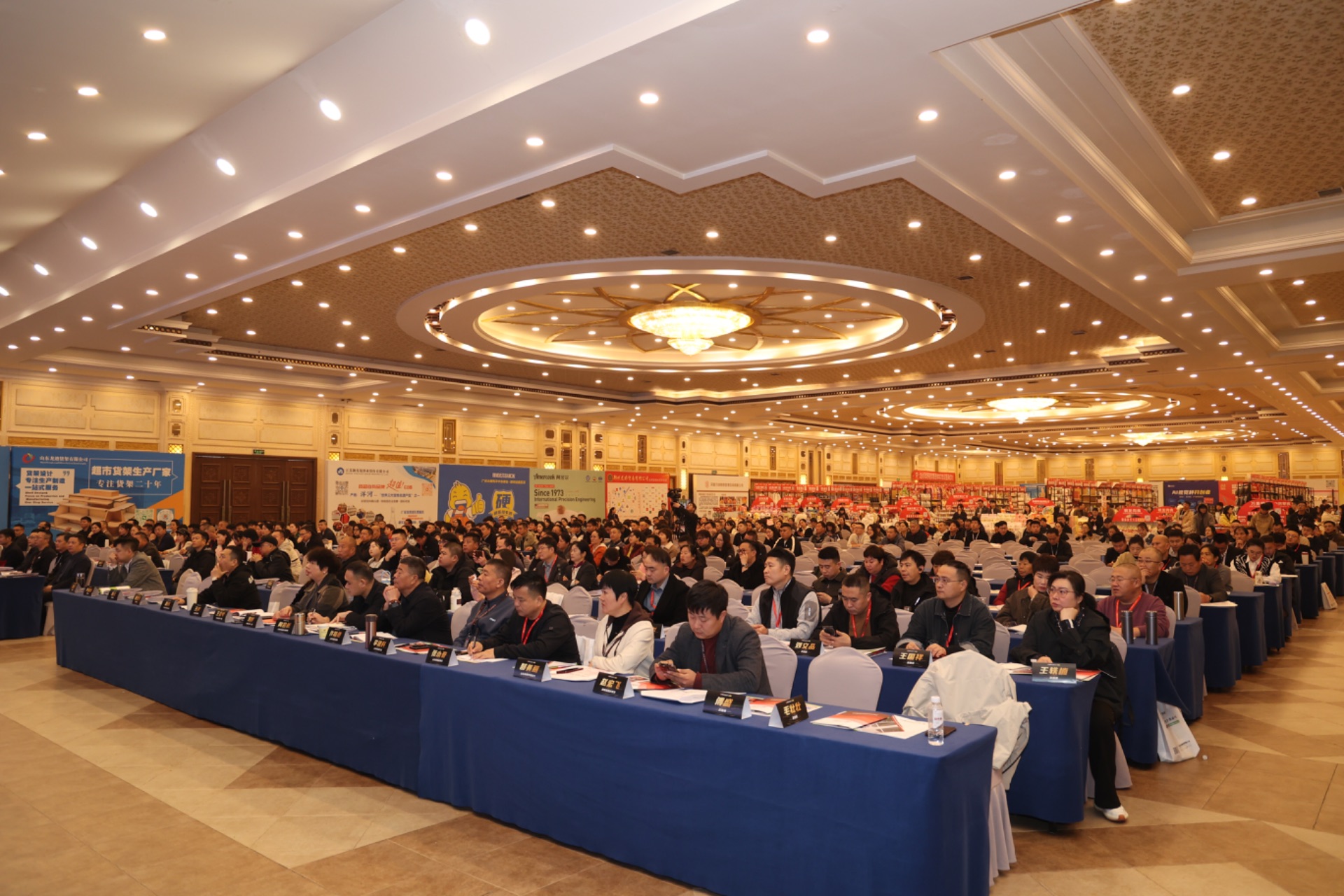 胖东来文化课走进连锁超市：东曜商学乔亚楠老师为500多位管理层讲授《看见文化的力量》动态配图